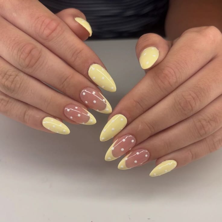 Ongles abstraits tendance avril 2026