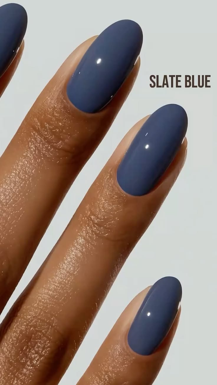 Ongles longs ovales vernis en bleu ardoise brillant