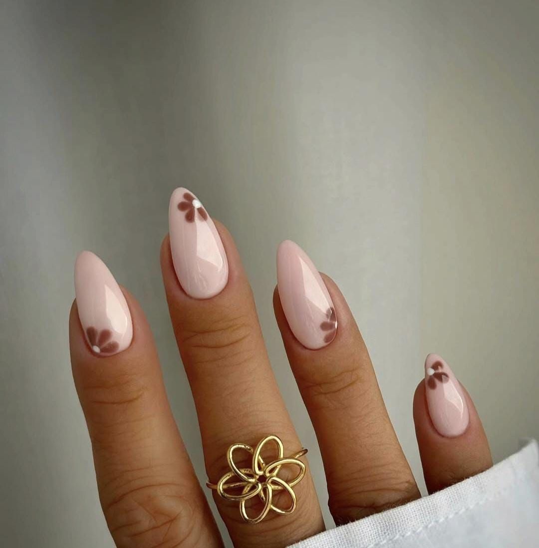 Fleurs brunes automnales sur ongles à presser luxe, réutilisables et faits sur commande pour une élégance naturelle et durable.