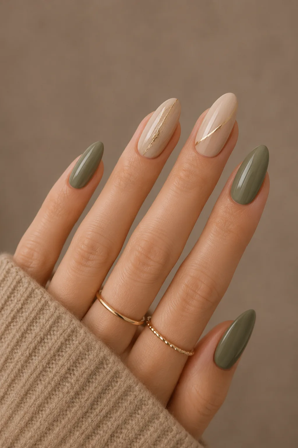 Idées d'ongles verts chics avec accent doré, combinant minimalisme et modernité pour une manucure raffinée et tendance.