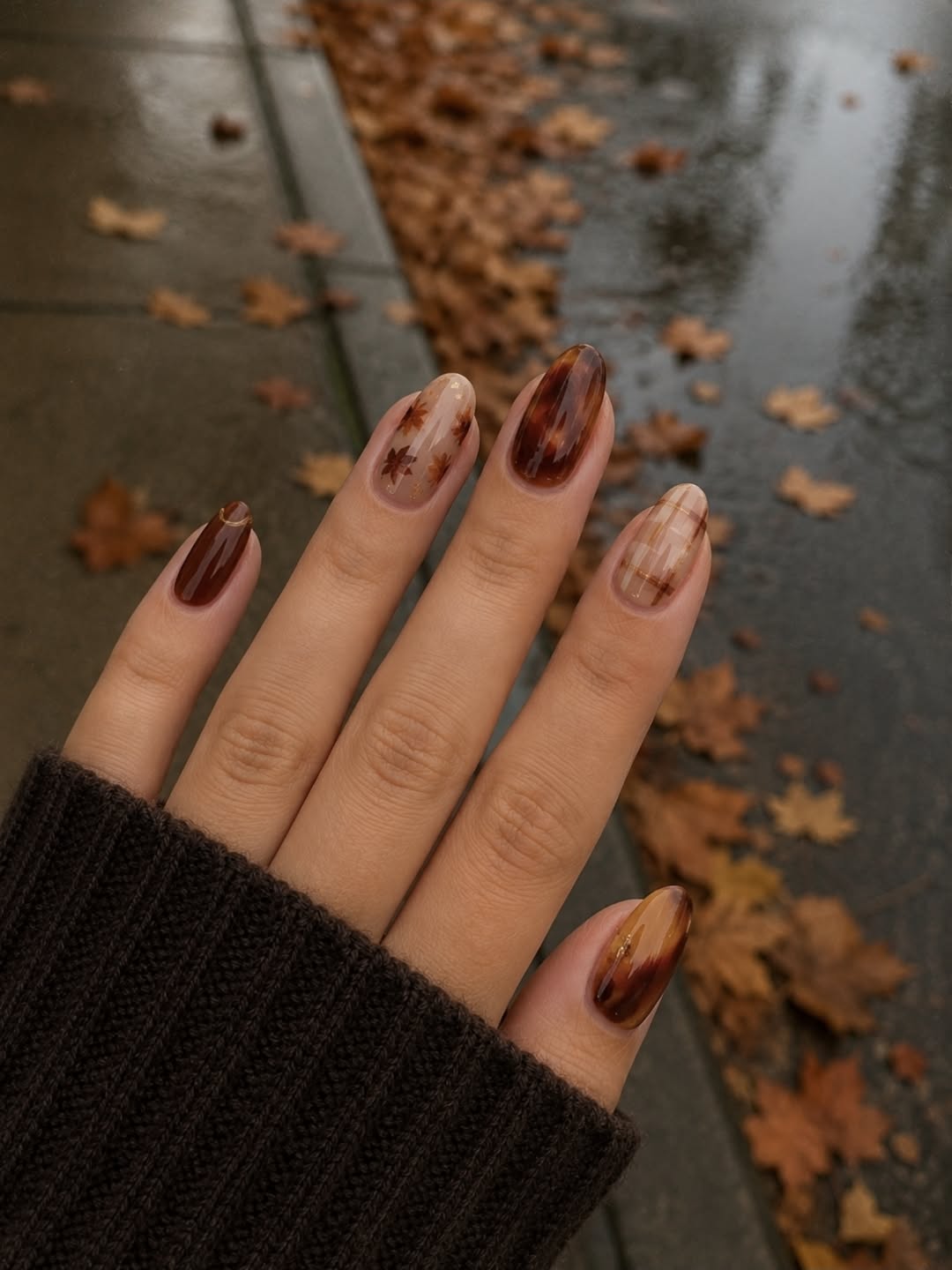 Manucure automnale en ambre avec bordeaux riche, caramel et détails floraux pour une élégance chaleureuse et facile à porter.