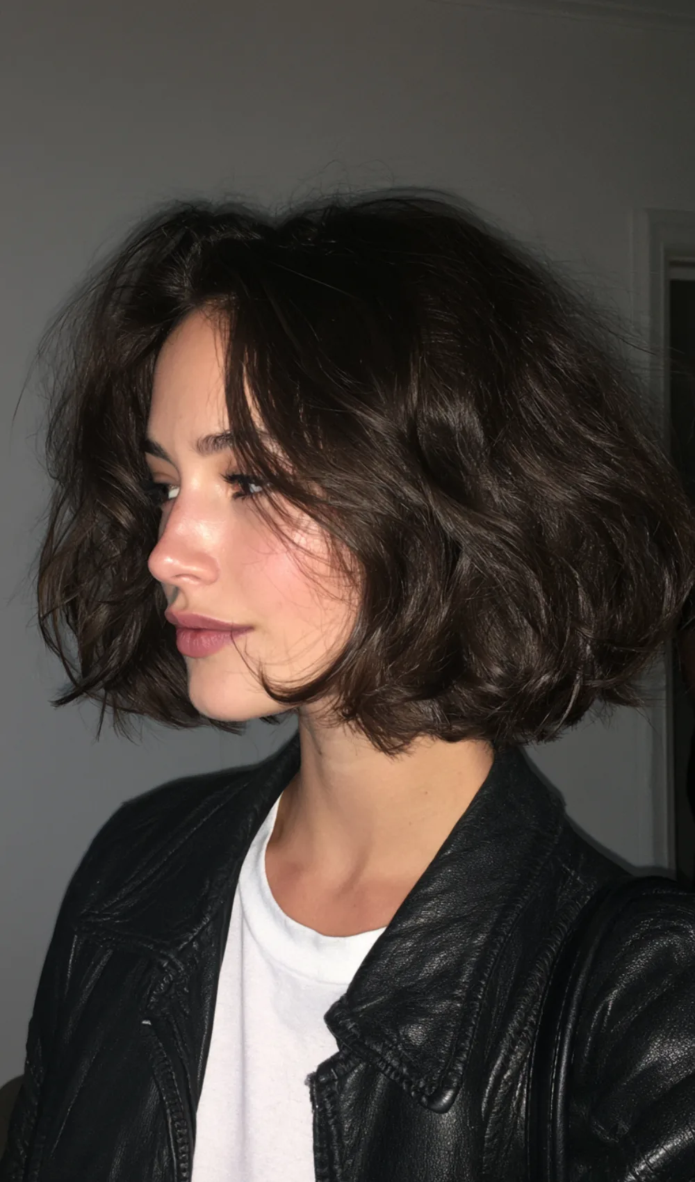 Ajoutez du volume et du mouvement à vos cheveux fins avec ces bobs texturés, offrant un style intemporel et une finition élégante.