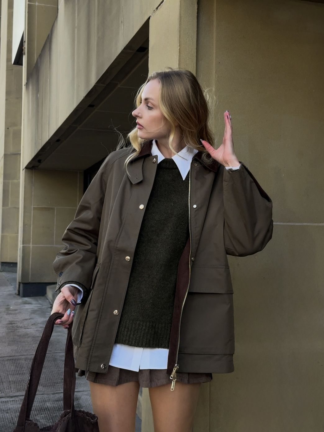 Tenue automnale avec barn jacket camel et baskets vintage.