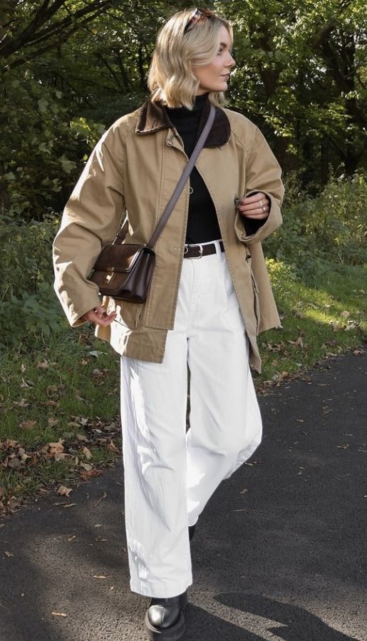 Veste olive avec t-shirt blanc et bottines Chelsea.