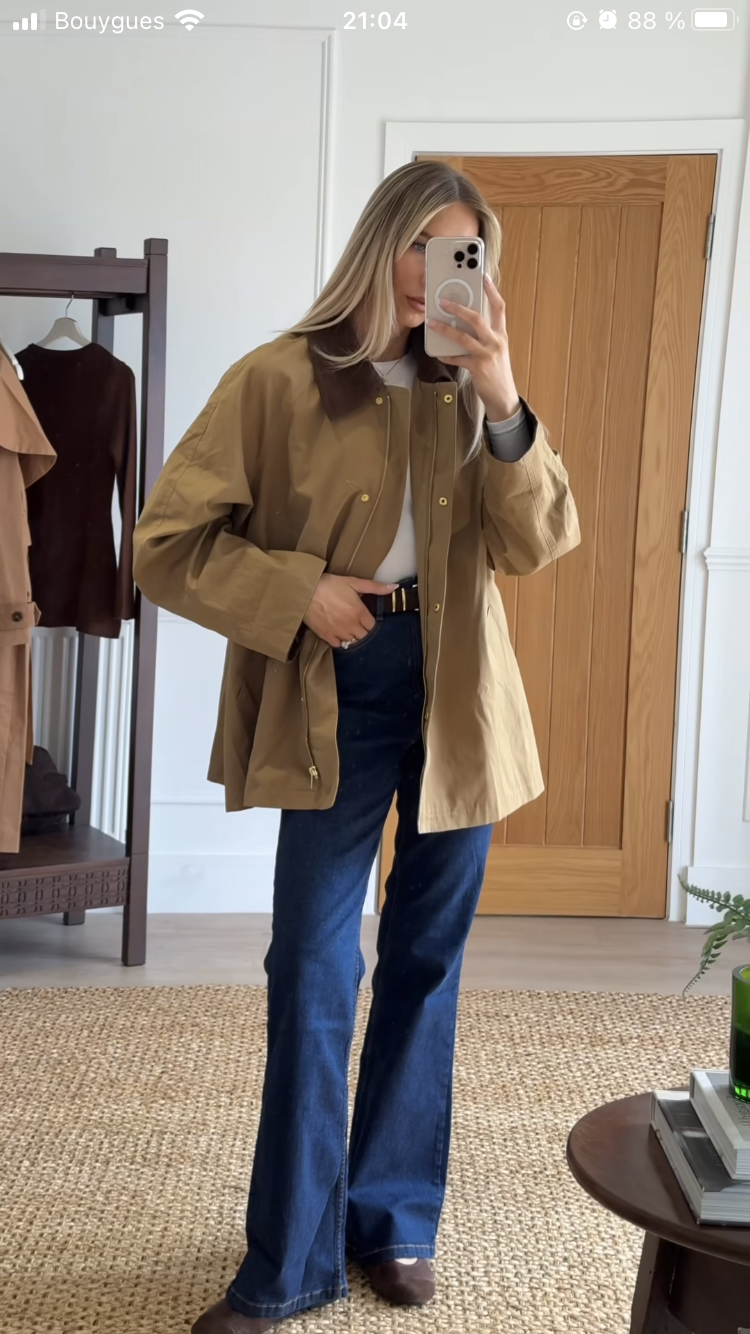 Tenue confortable avec barn jacket et bottines classiques.