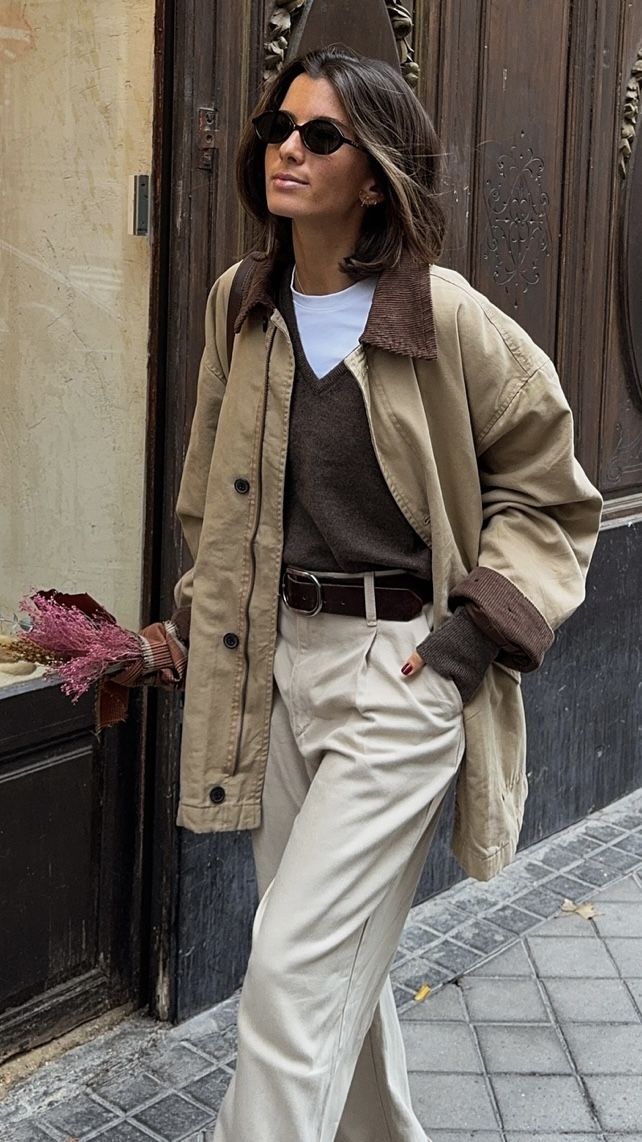 Look casual avec veste de campagne et jean droit clair.