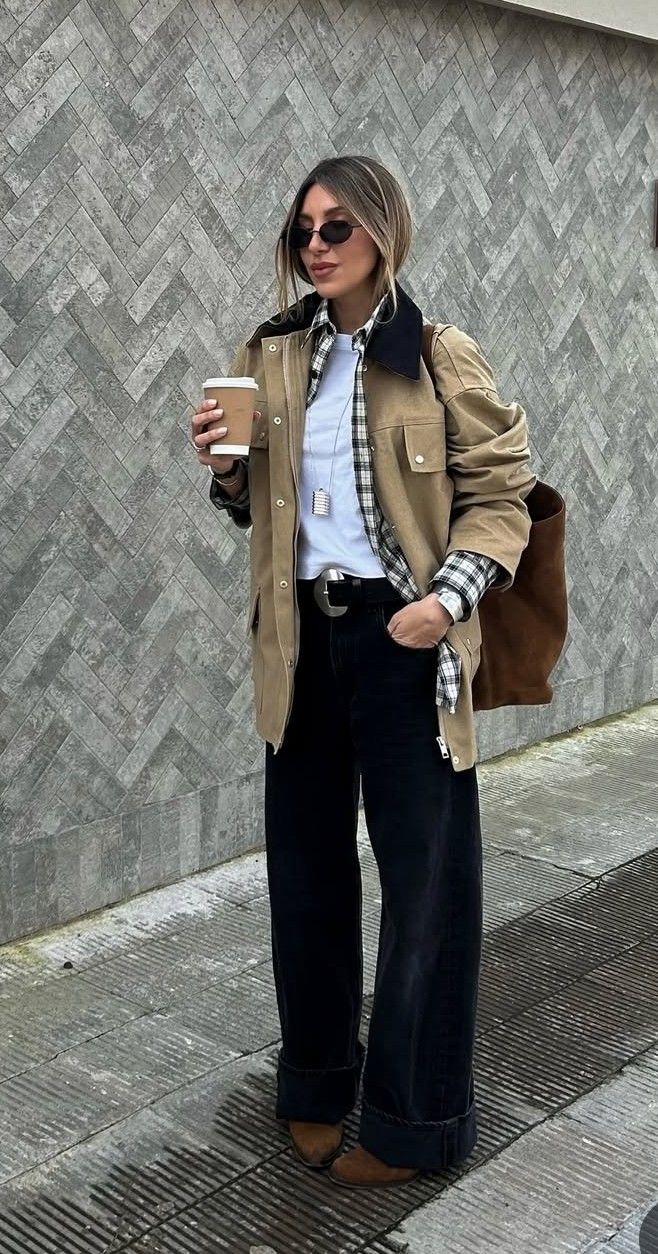 Style outdoor avec veste olive et bottes en cuir marron.