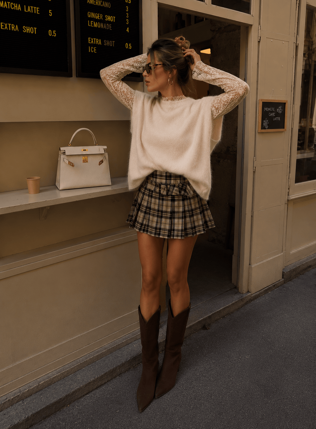 Ensemble preppy avec jupe plissée et bottes cognac