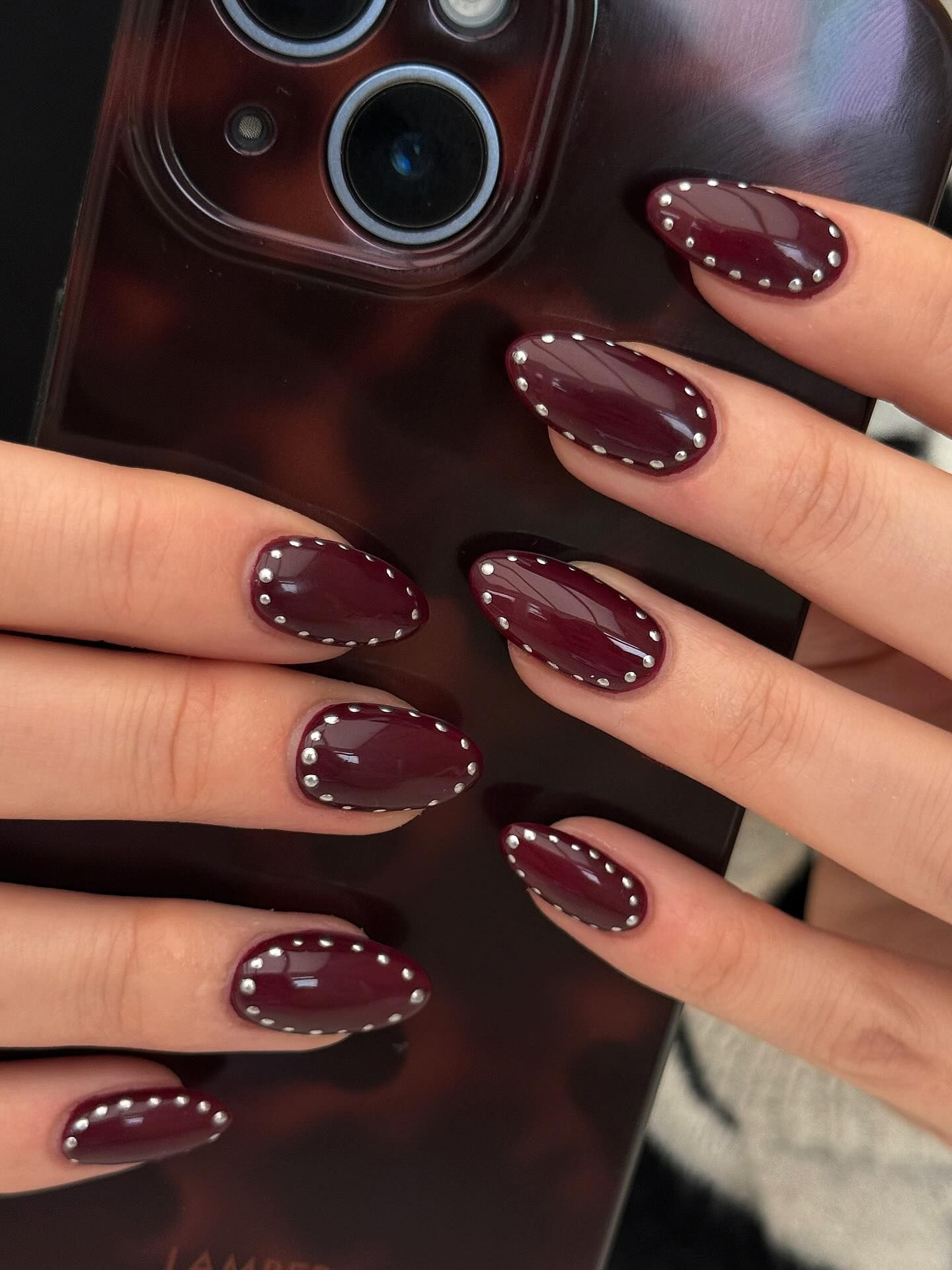 Ongles bordeaux profonds avec finition satinée