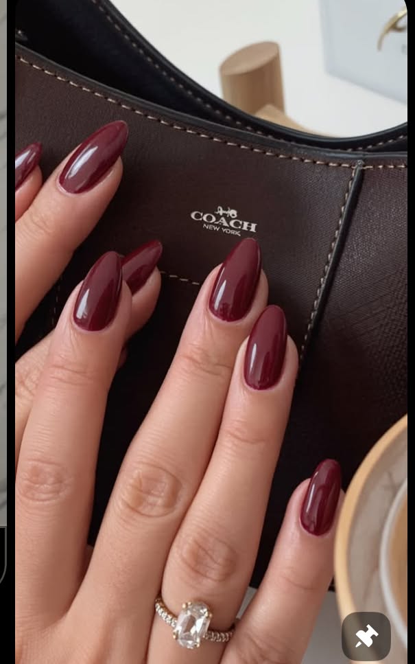 Ongles bordeaux en style minimaliste et élégant