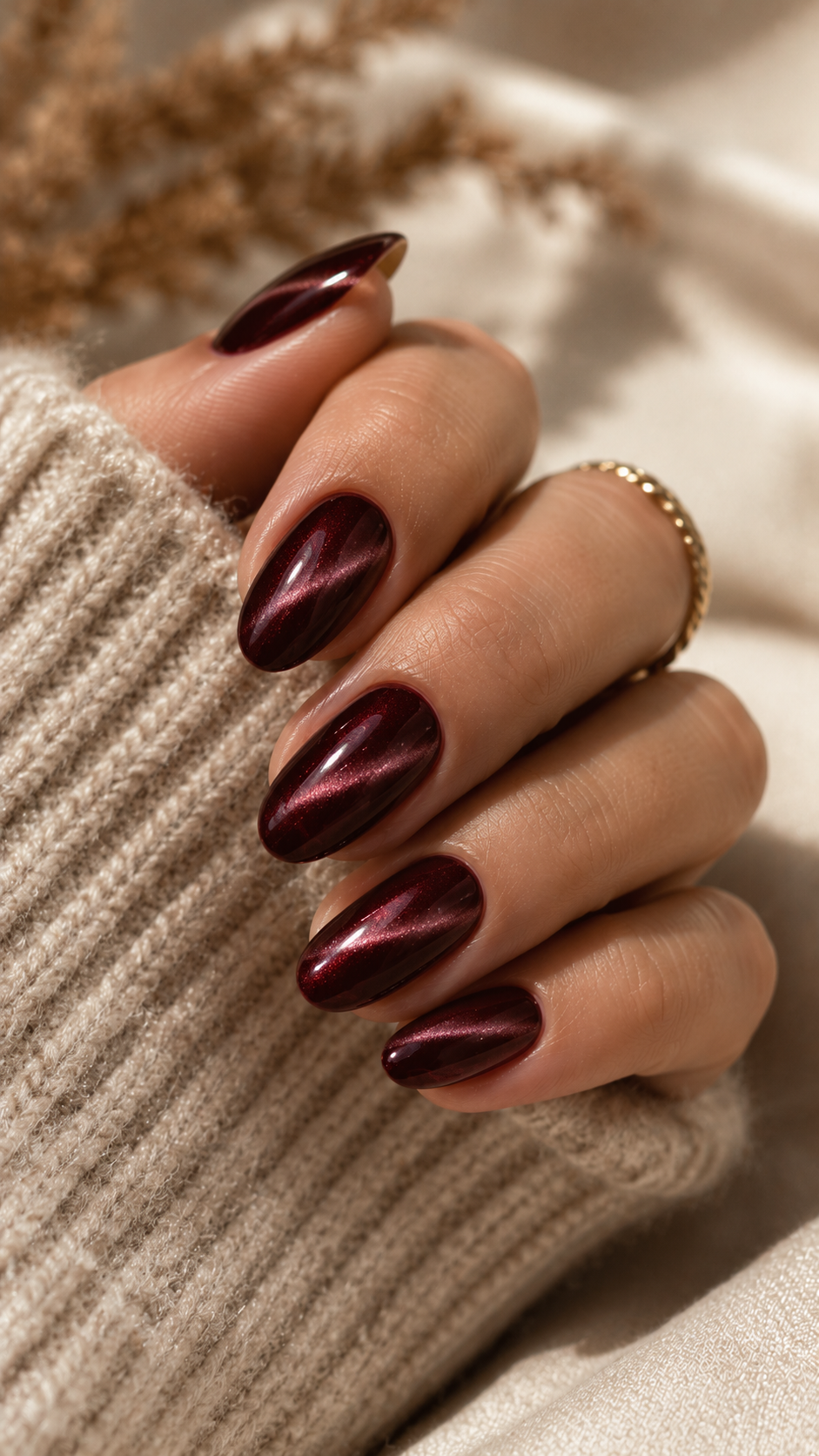 Ongles bordeaux brillants pour un look glamour