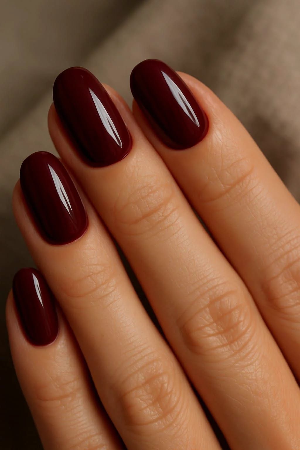 Nail art bordeaux avec accents dorés subtils