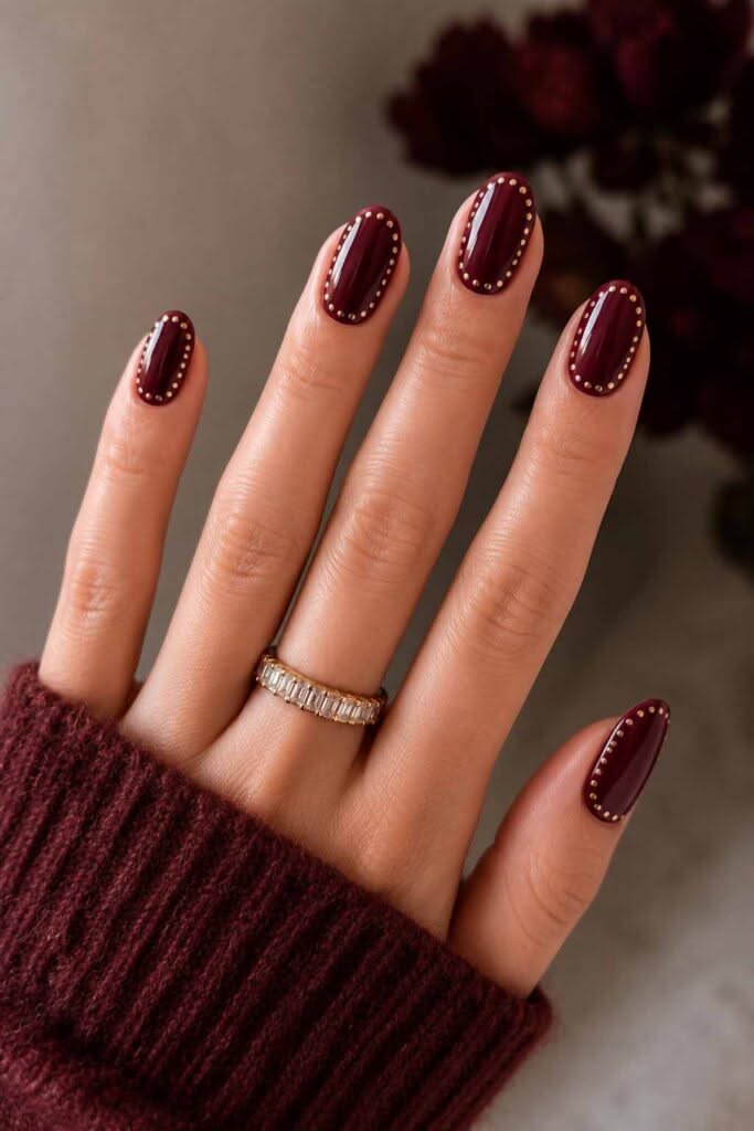 Ongles bordeaux avec reflets dimensionnels