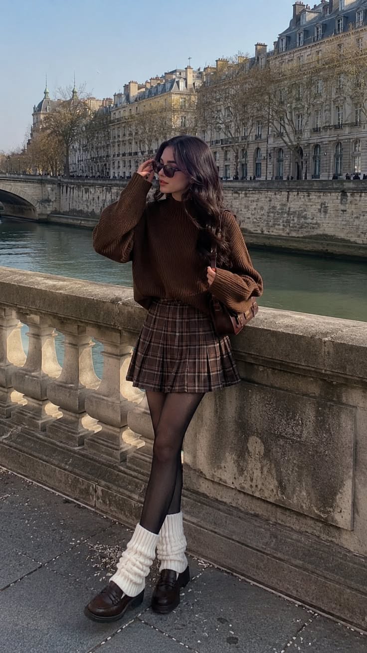 Look college girl avec pull en maille et jupe courte