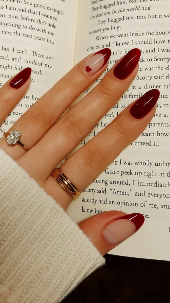 Ongles bordeaux profond avec effet chatoyant