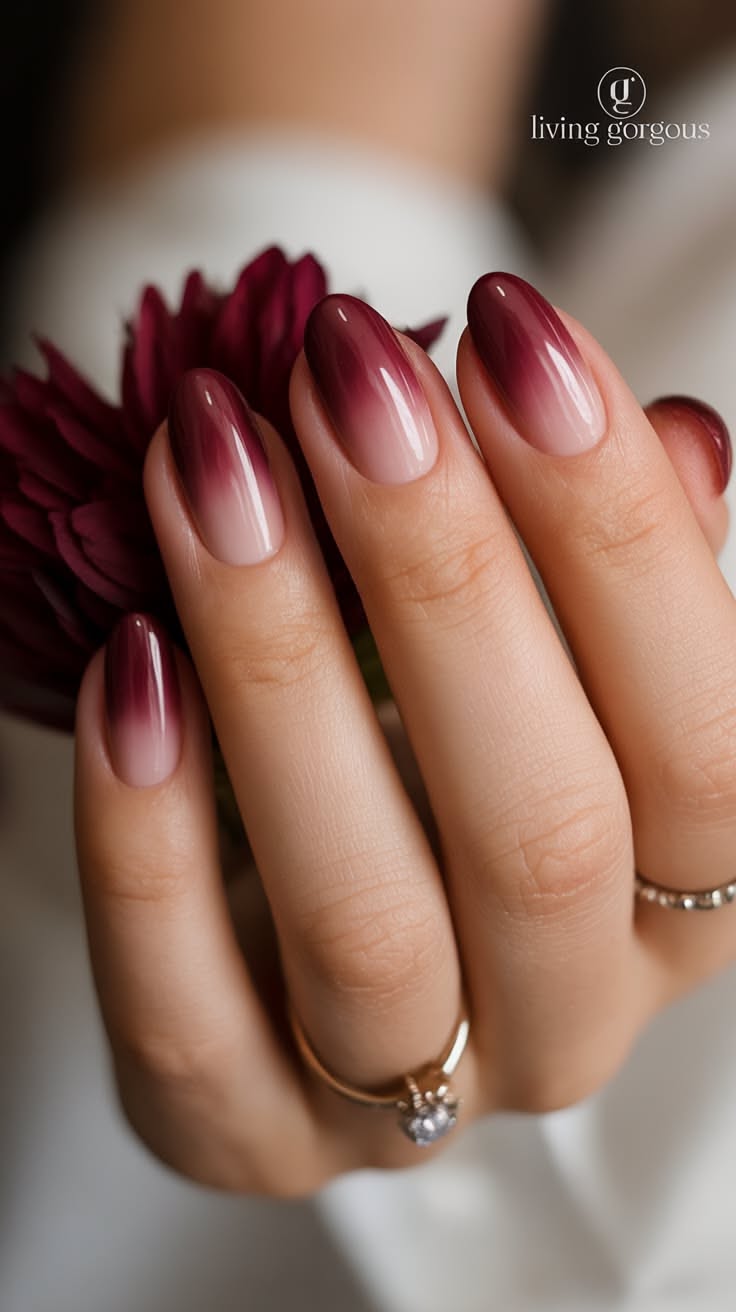 Ongles bordeaux avec effet chatoyant sophistiqué
