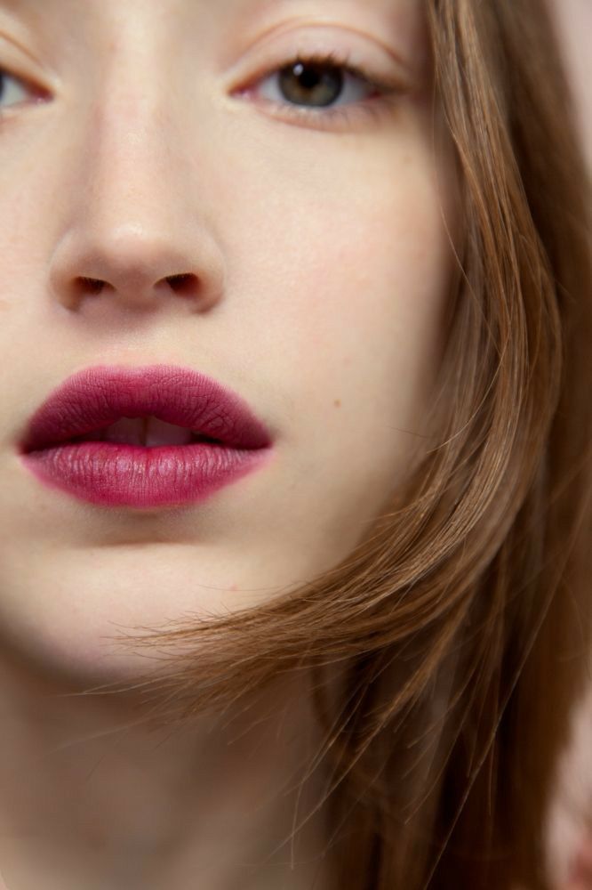 Teinte brun rouge intense sur lèvres floutées