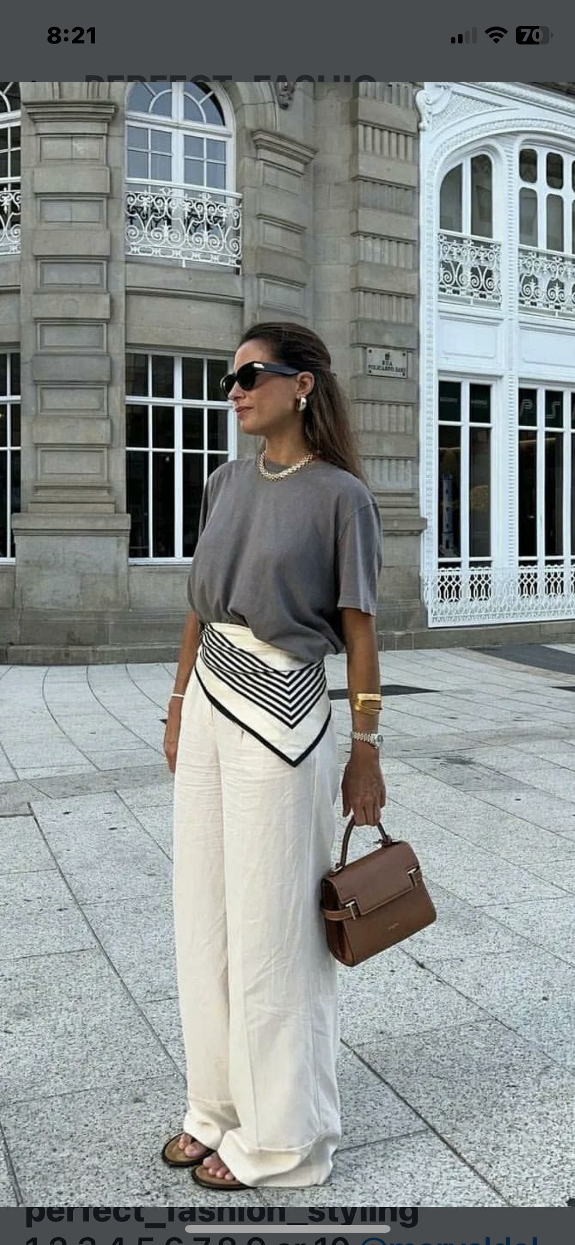 Chemise rayée bleue et pantalon blanc classique