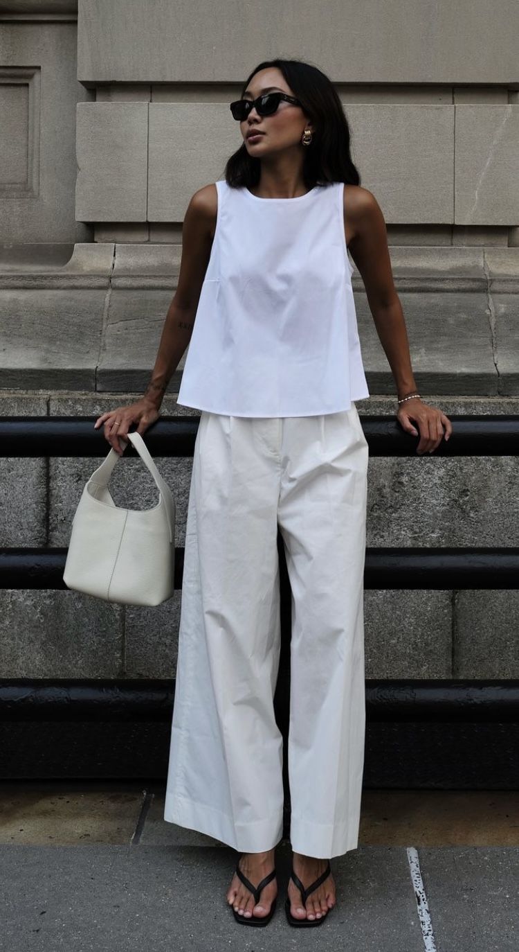 Pantalon blanc et chemise bleu ciel pour une allure européenne chic.