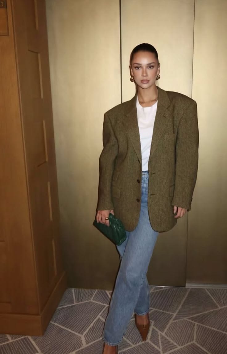 Look casual chic avec blazer marron, jean bleu et pochette verte.