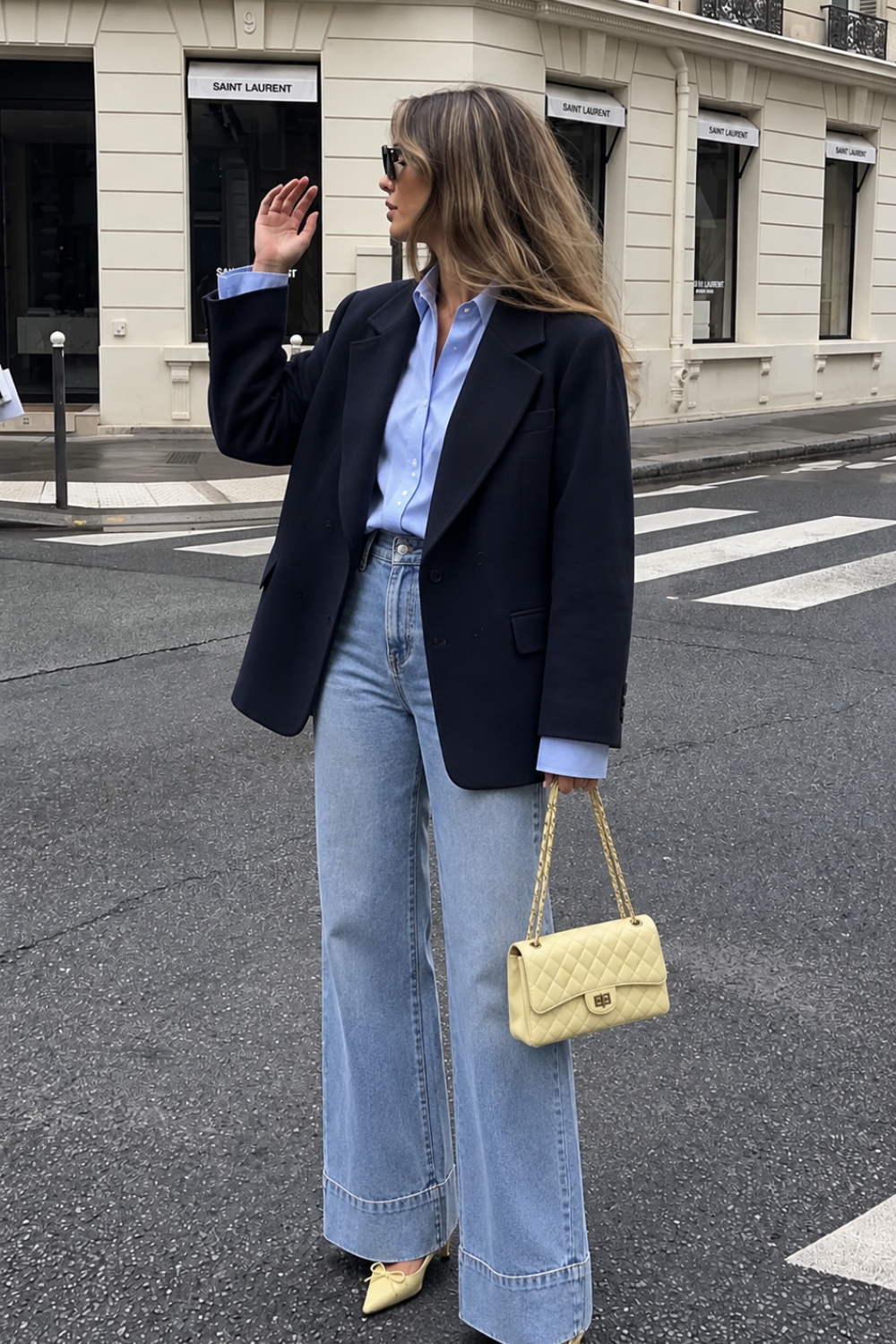 Look casual chic avec blazer noir, chemise bleue et jean large.